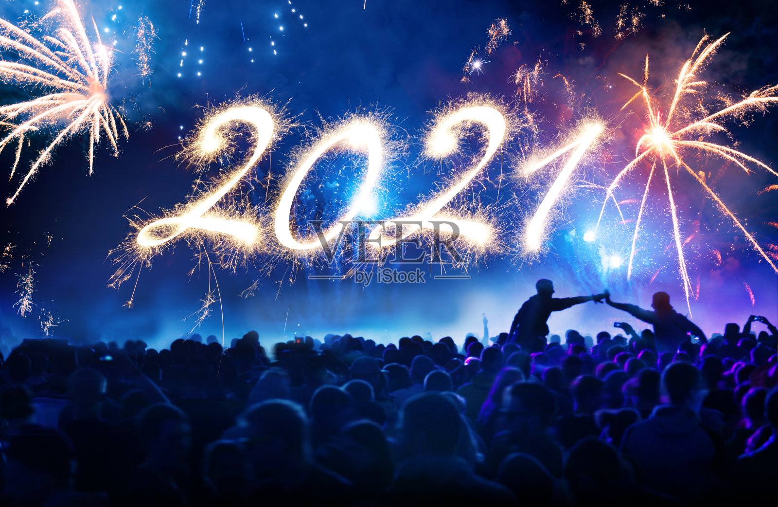 2021年新年，庆祝人群和烟火表演照片摄影图片