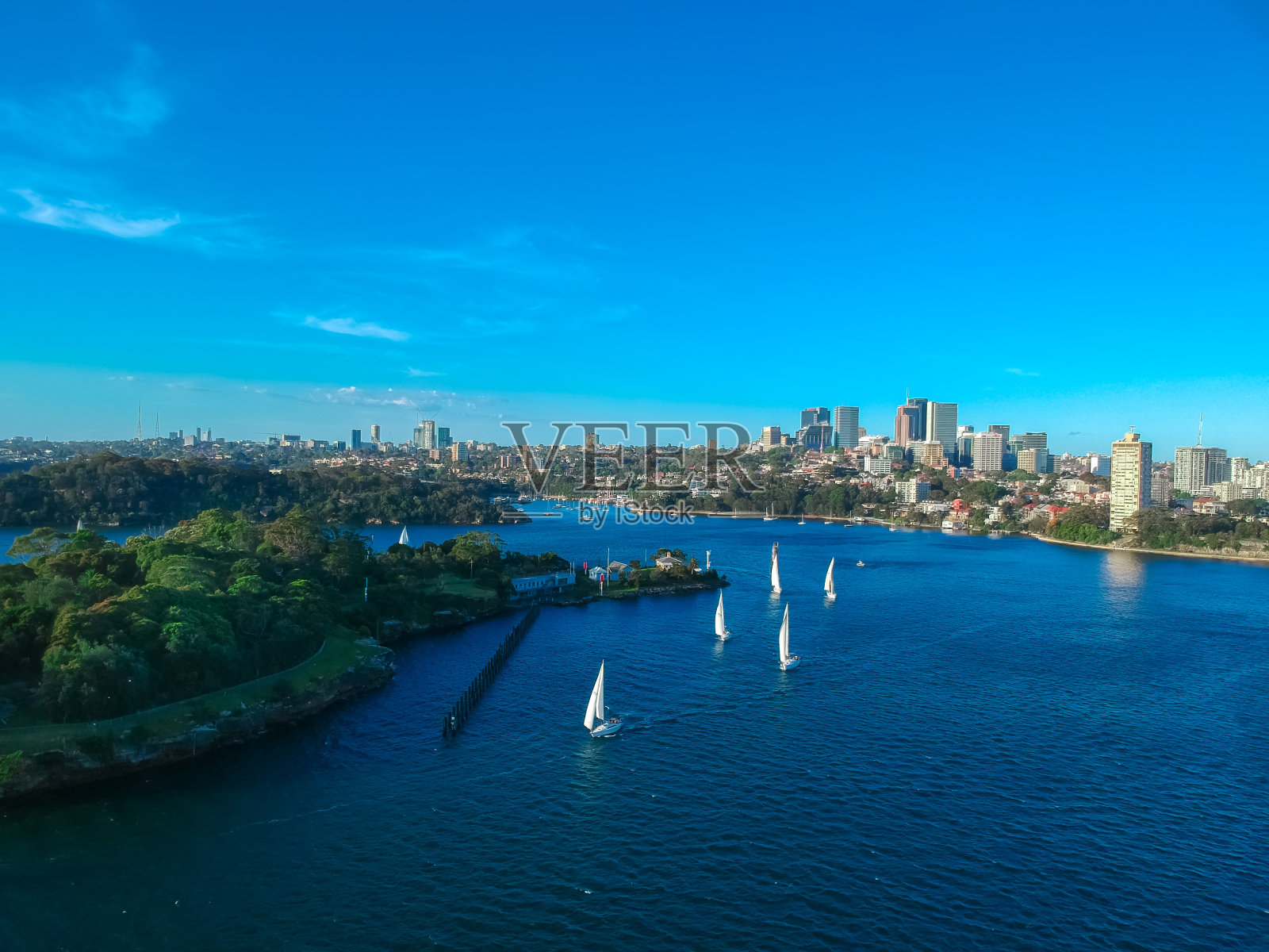 鸟瞰悉尼港，大桥，中央商务区，北悉尼，巴兰加鲁，薰衣草湾和船只的视野照片摄影图片