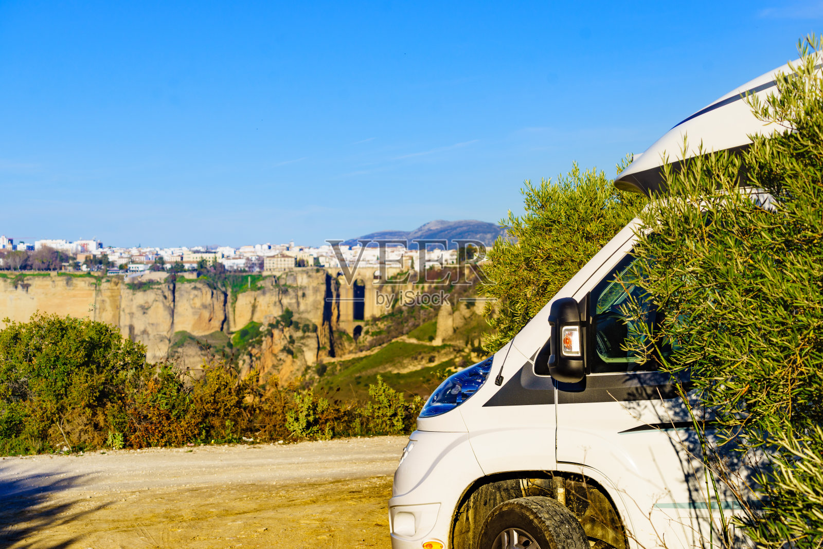 西班牙安达卢西亚的大篷车和隆达镇。照片摄影图片