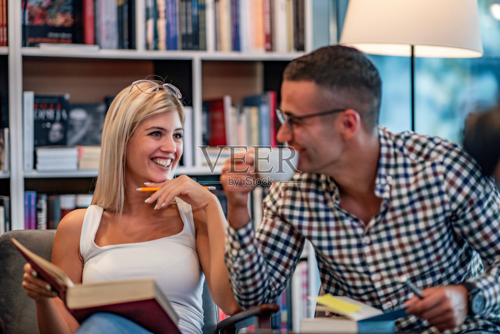 几个国际学生正在图书馆学习。照片摄影图片