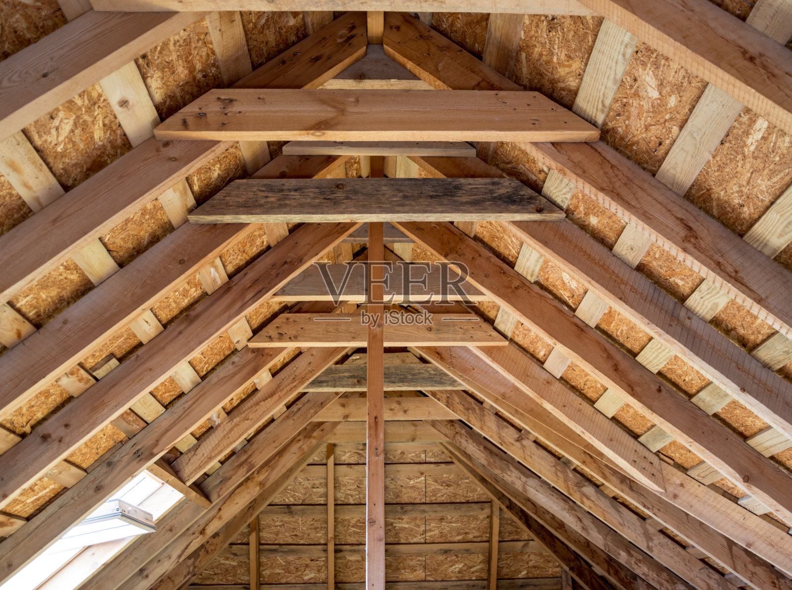 有木梁的房子的阁楼。屋顶和天花板的保温。房屋的建设。照片摄影图片