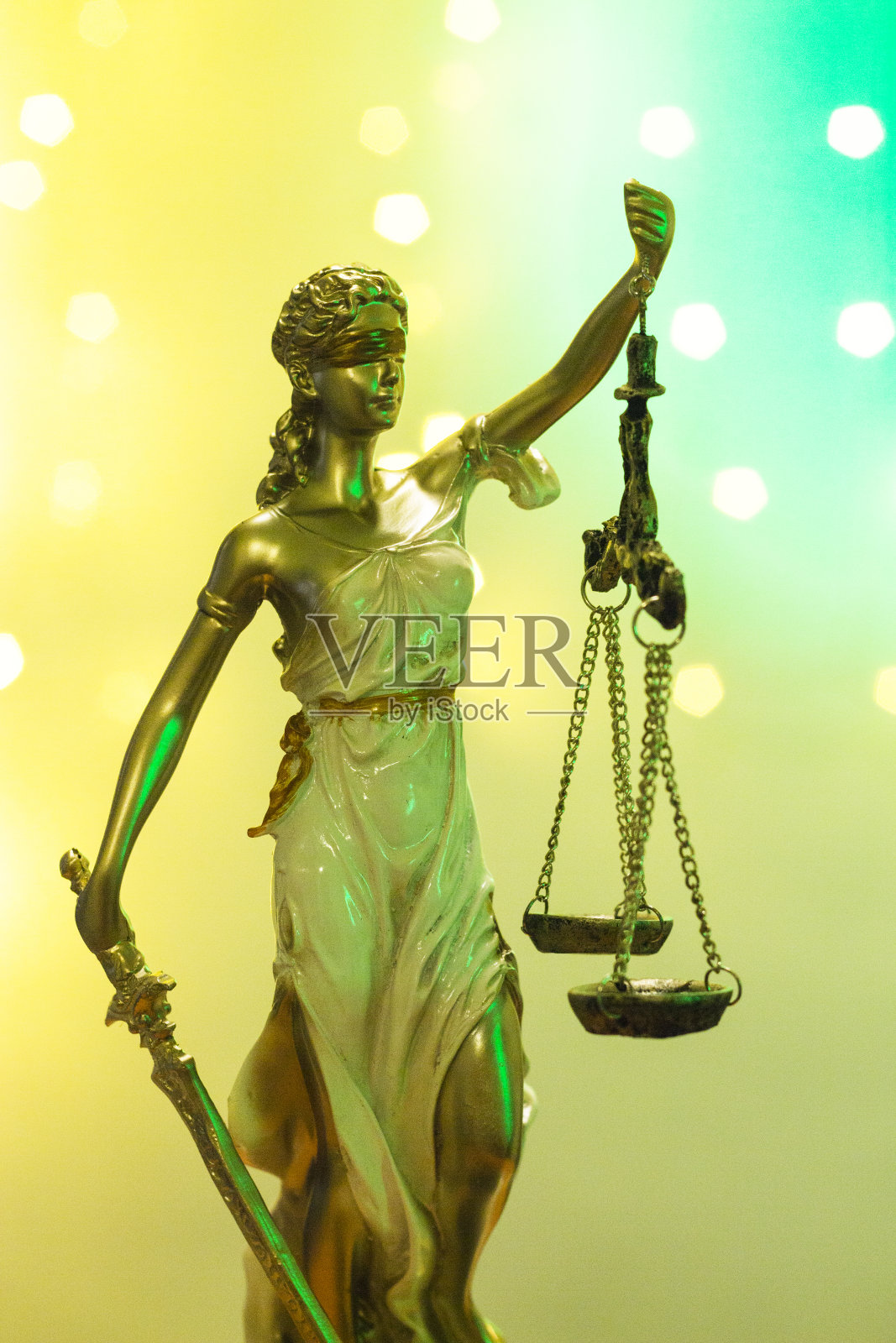 法律律师事务所的法律律师铜像和忒弥斯正义女神雕像照片摄影图片