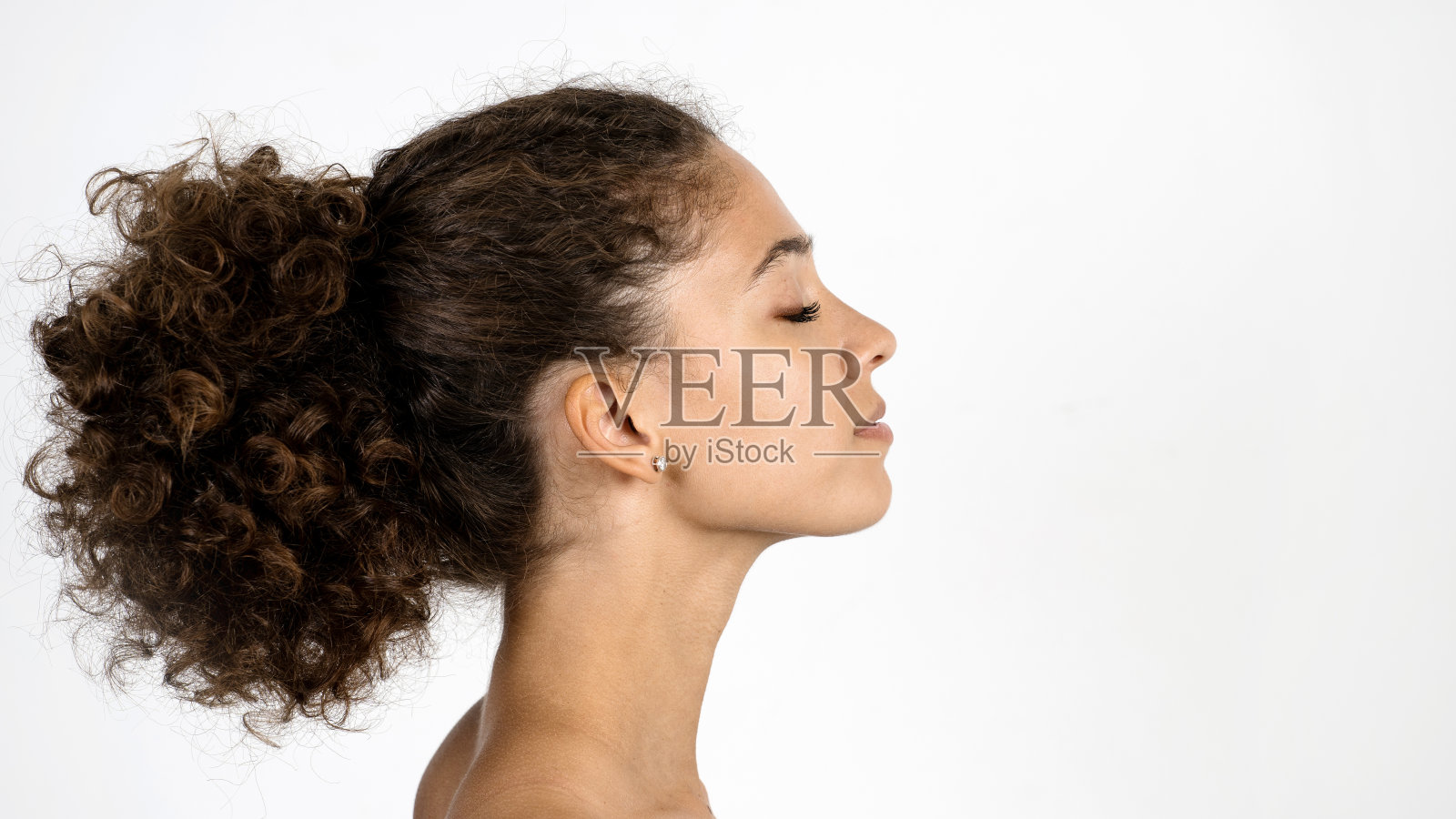 成年美国黑人妇女被孤立在白人背景下照片摄影图片