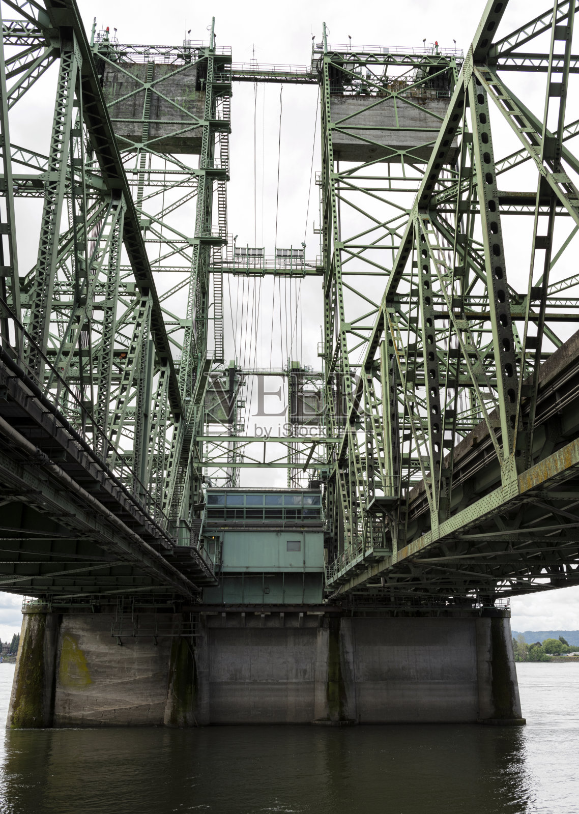 横跨华盛顿和俄勒冈州之间哥伦比亚河的州际大桥和控制室照片摄影图片