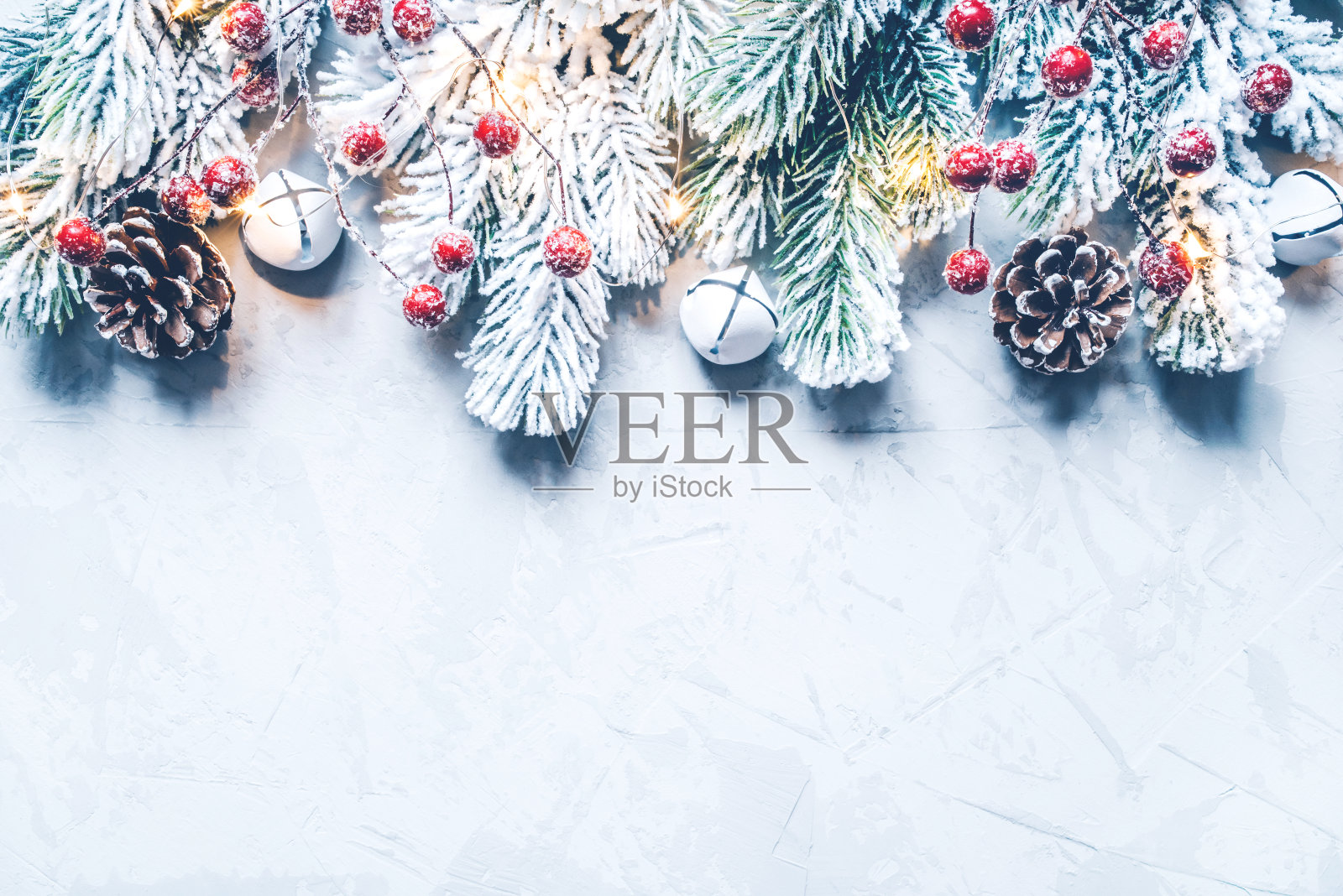 圣诞背景的积雪覆盖的树枝和浆果。照片摄影图片