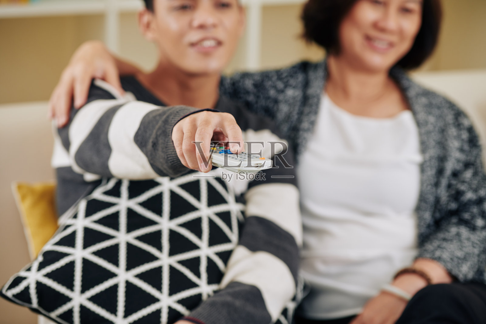 妈妈和儿子在看电视照片摄影图片