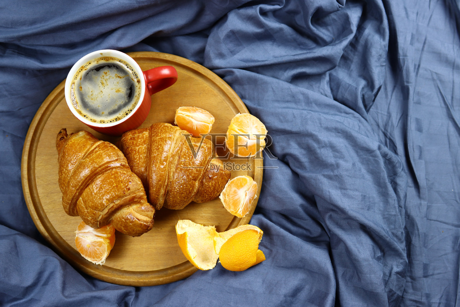 早餐在床上，咖啡，牛角面包和橘子照片摄影图片