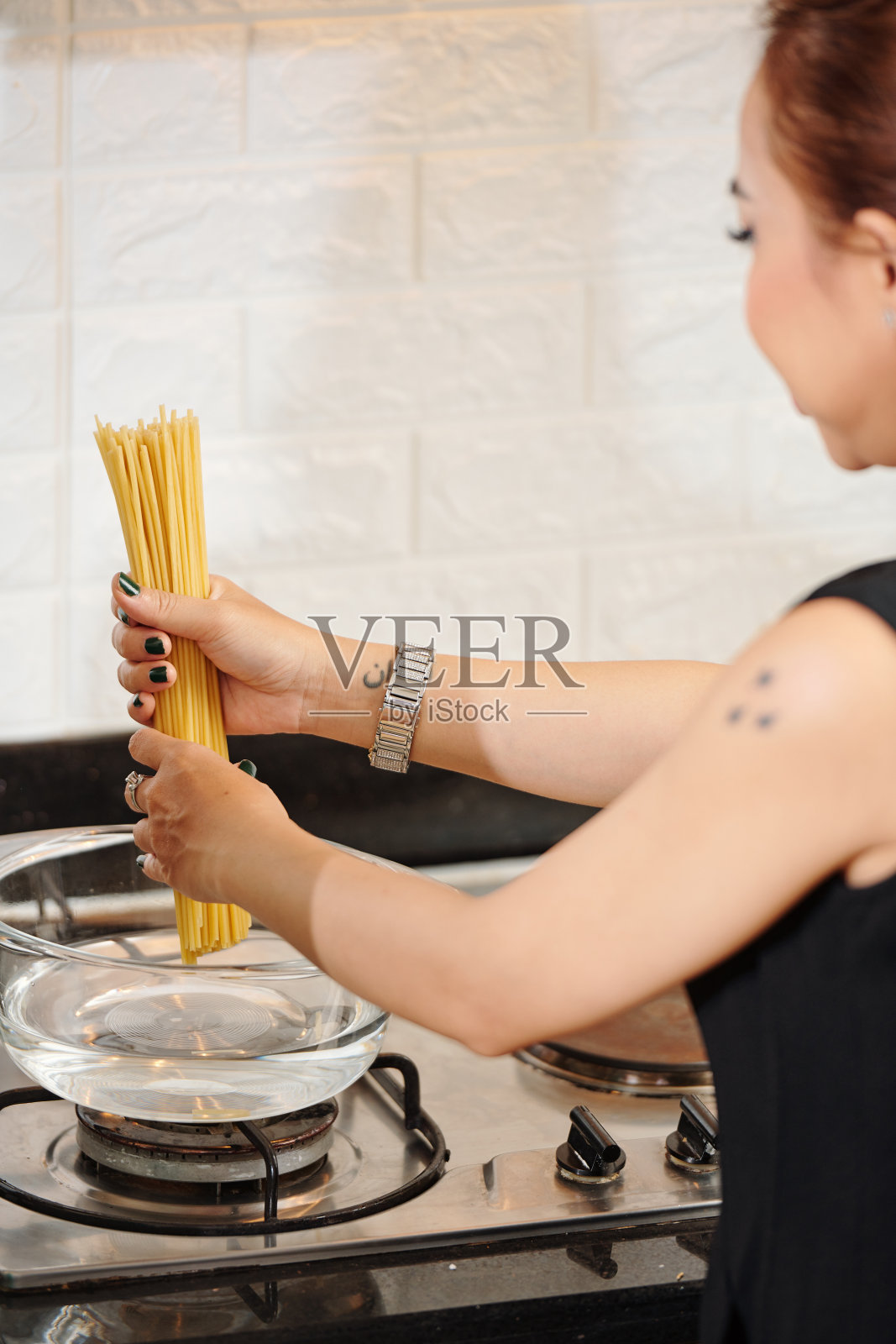 家庭主妇做意大利面条照片摄影图片