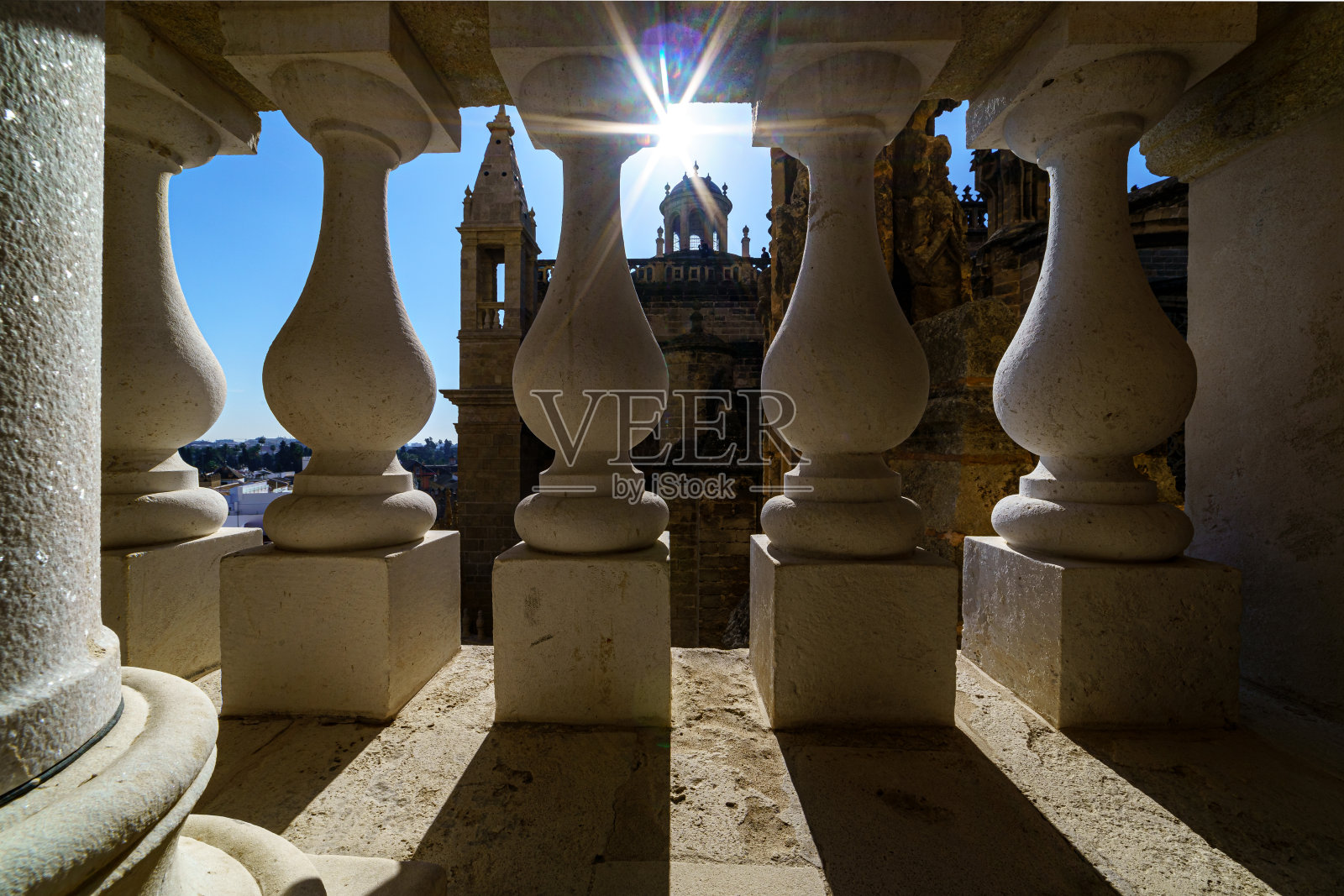 塞维利亚市，拉吉拉尔达大教堂和邻近街道。照片摄影图片