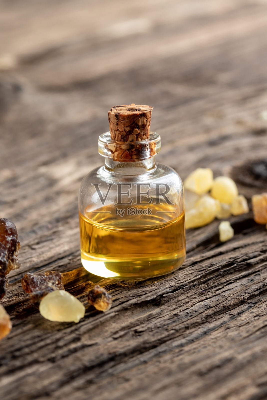 香精油瓶与乳香树脂照片摄影图片