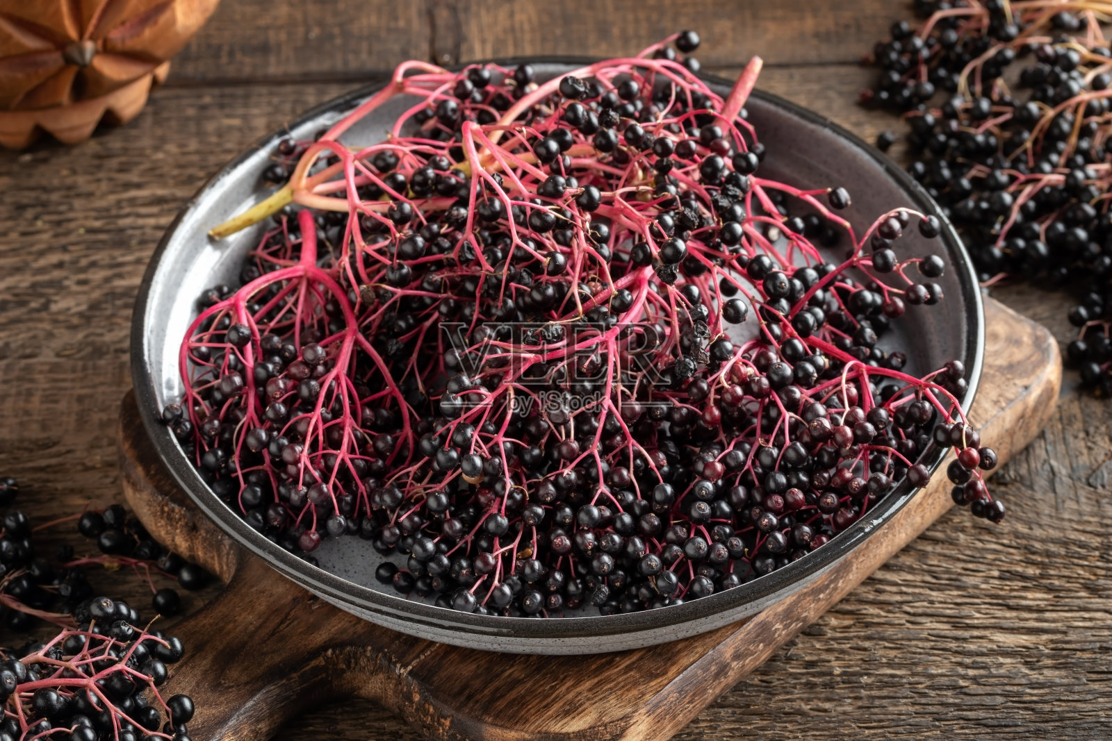 黑接骨木在碗里照片摄影图片