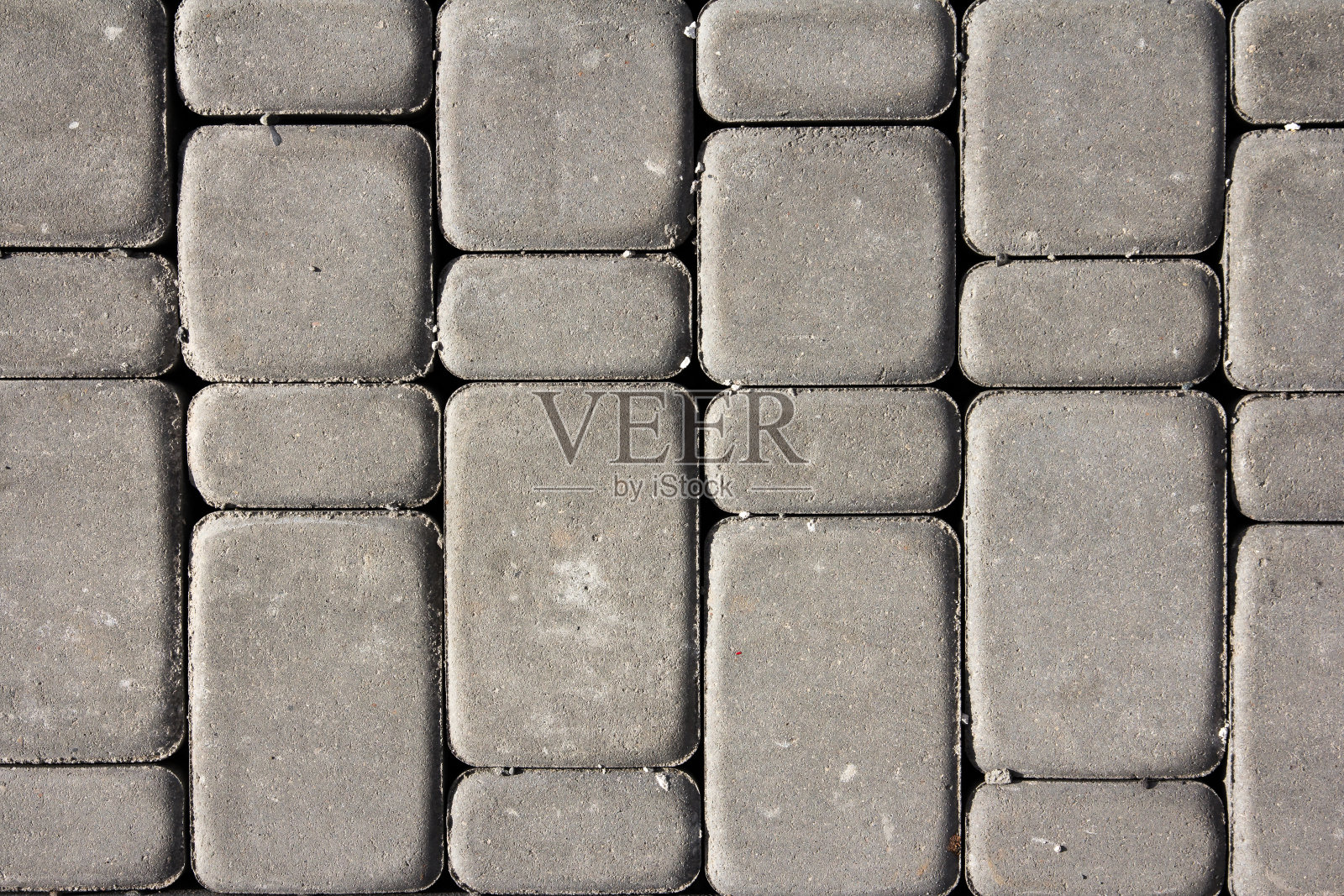 装饰铺地砖。城市街道的一部分覆盖着灰色的混凝土立方体。街道上的人行道照片摄影图片