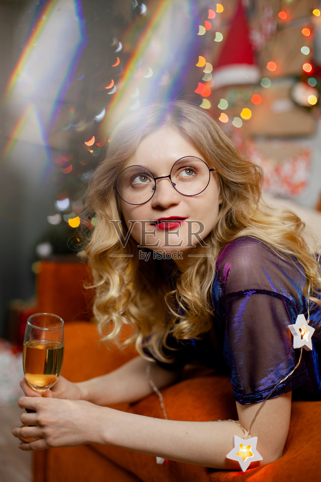 庆祝的女人。假期的人。美丽的女孩与完美的化妆拿着一杯香槟照片摄影图片