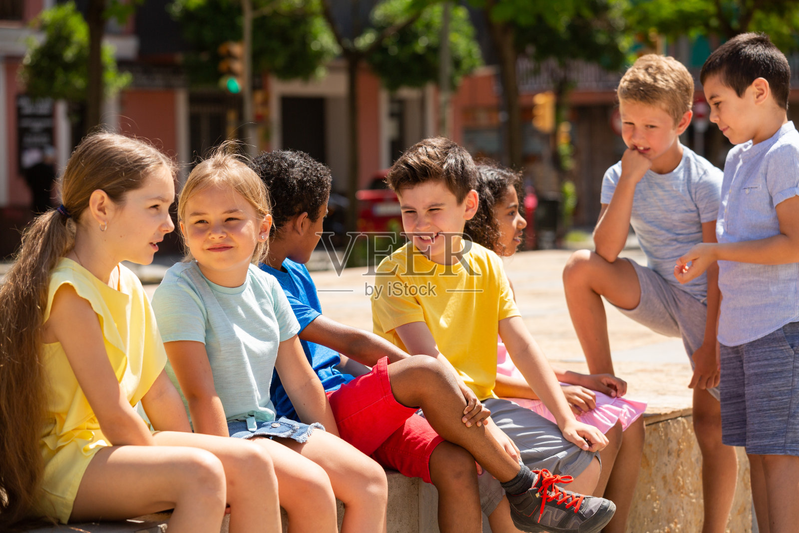 孩子们在街上散步时互相交流照片摄影图片