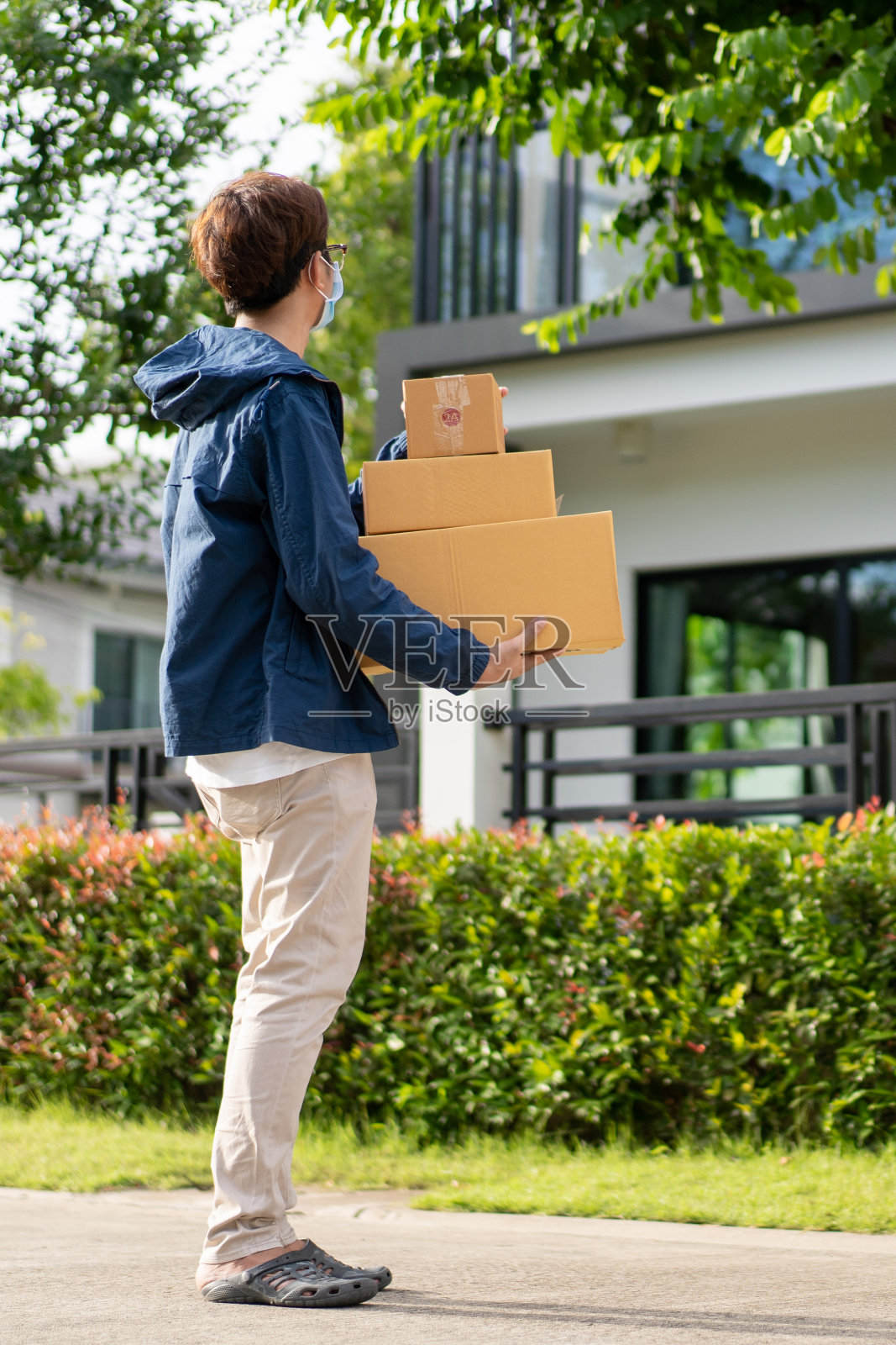 快递员的新常态概念。照片摄影图片