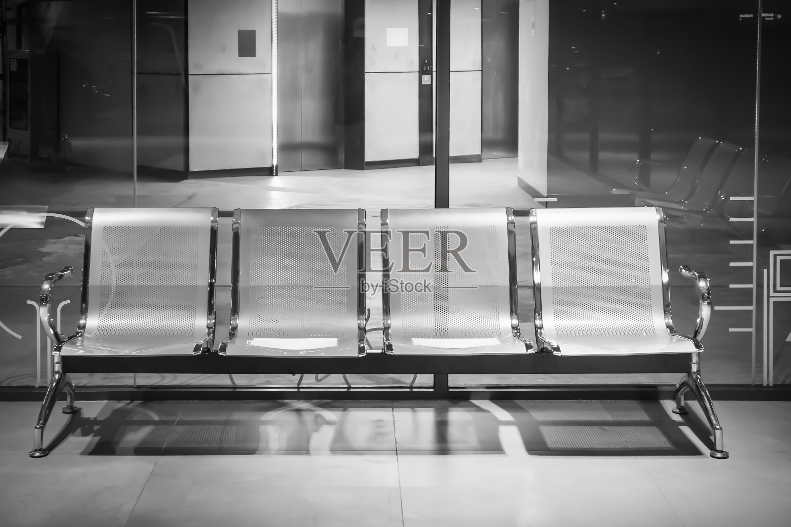 曼谷社区购物中心的四把金属椅子照片摄影图片