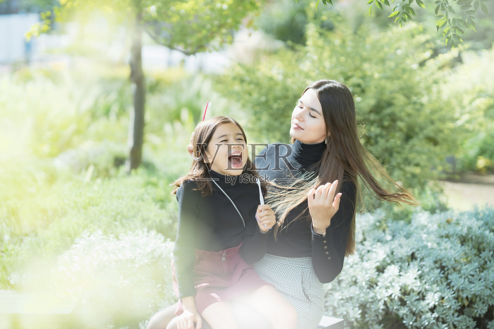 妈妈和女儿在刷牙照片摄影图片