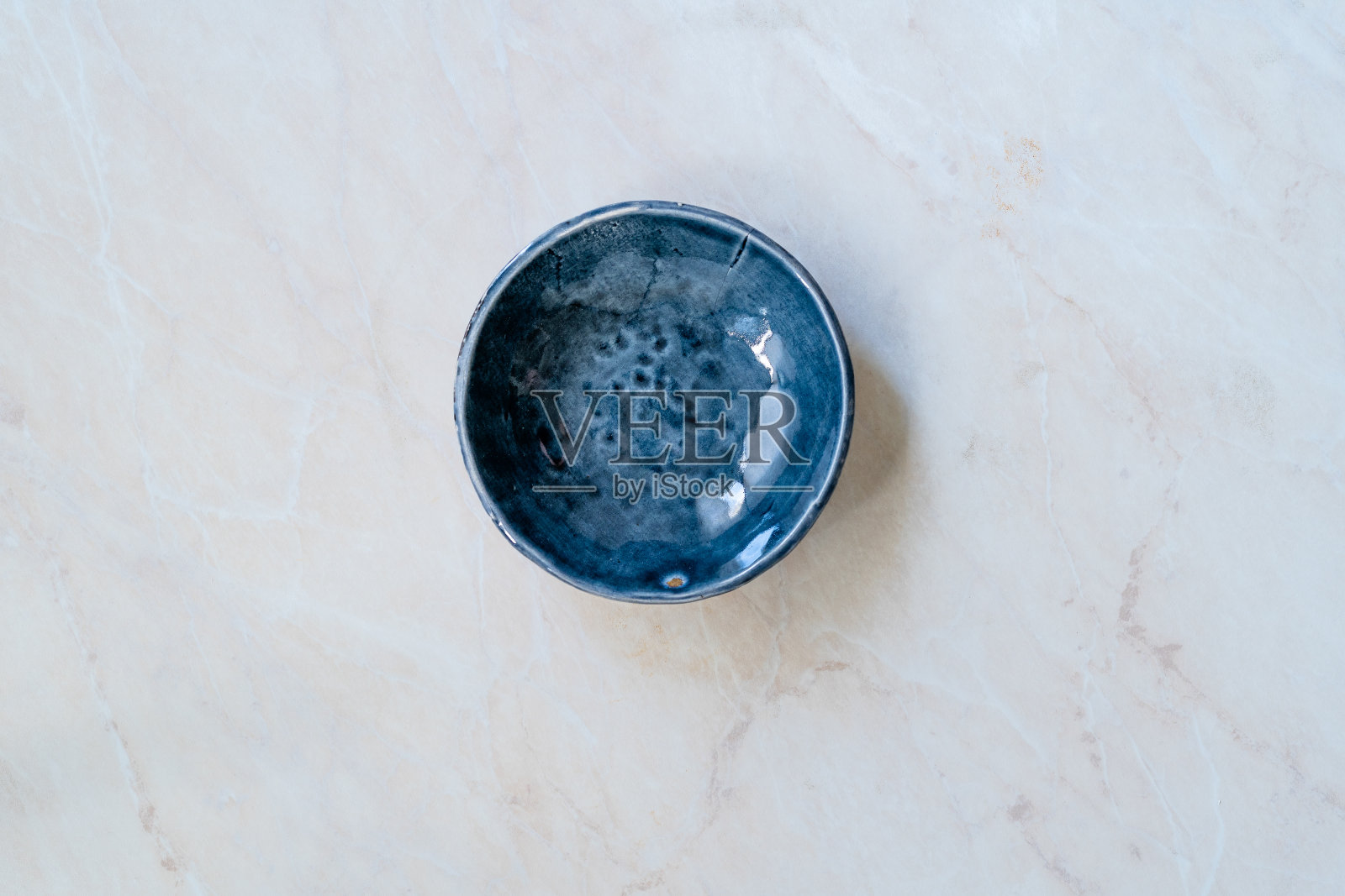 手工陶瓷盘子手工/手工艺品碗。现代设计深海军蓝。照片摄影图片