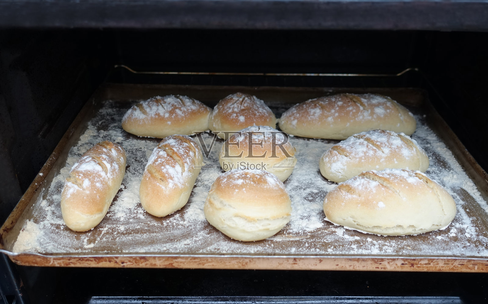 自制的小面包正在烘烤中照片摄影图片