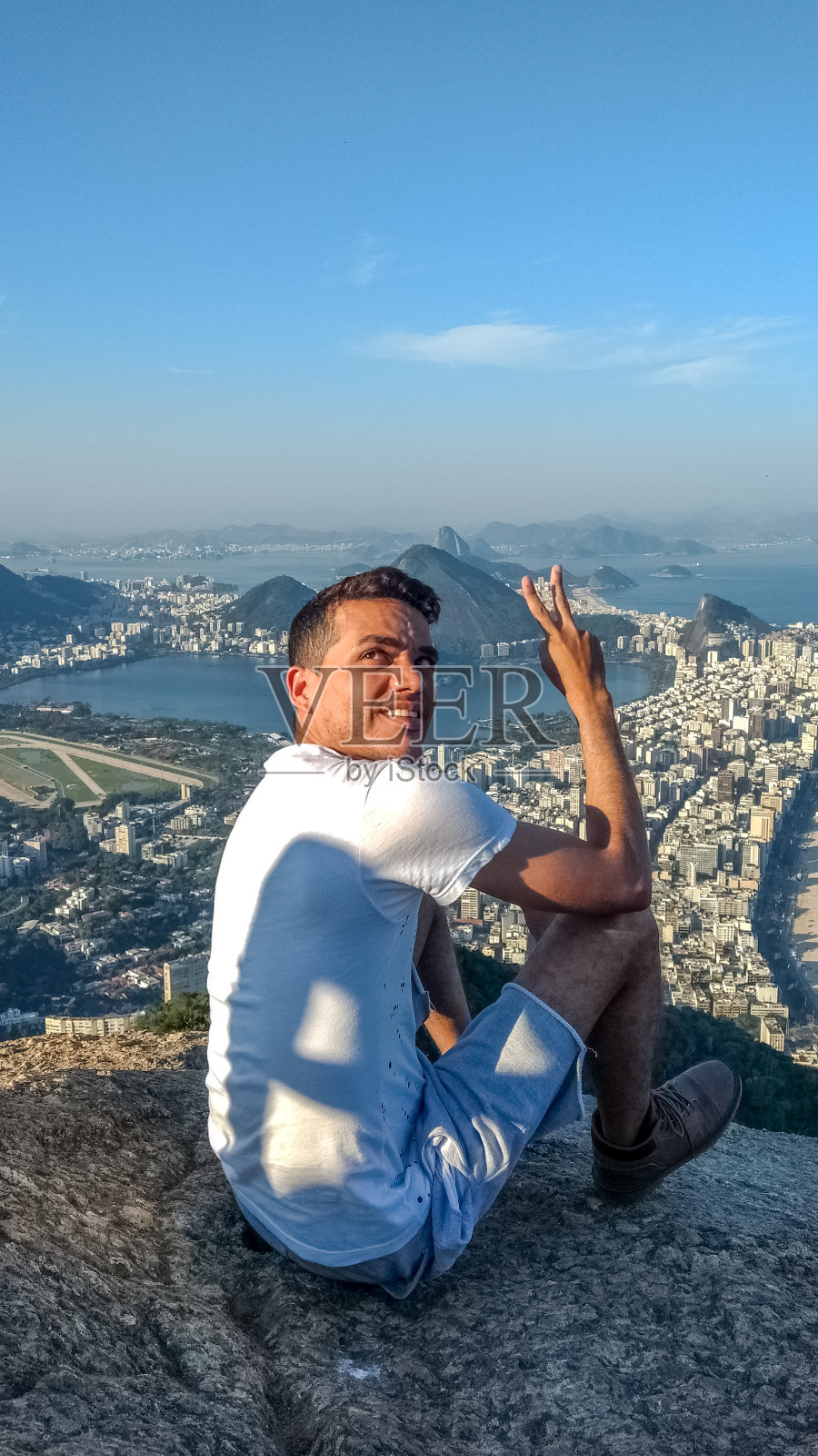 在里约热内卢，一名男子正在欣赏科帕卡巴纳的鸟瞰图。穿越巴西的里约热内卢。里约热内卢的旅游业。照片摄影图片