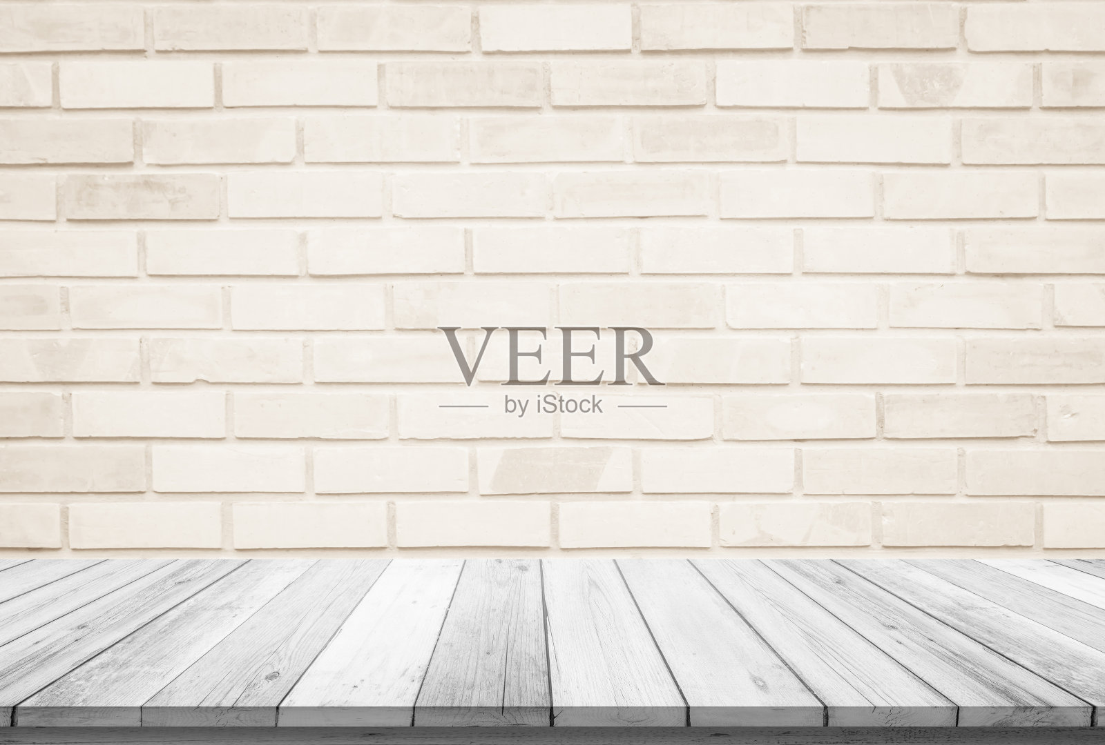 空木桌顶奶油色砖墙背景，设计木质露台白色。透视显示空间为您的拷贝和品牌。可作为产品显示蒙太奇。复古风格的概念。照片摄影图片