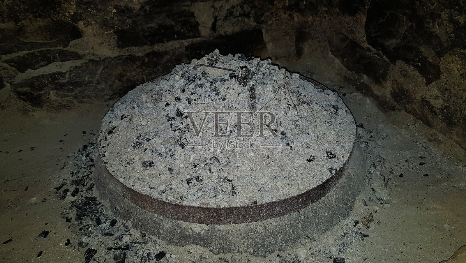 佩卡，传统的达尔马提亚烹饪方法在燃烧的蚂蚁炽热的灰烬下准备食物照片摄影图片