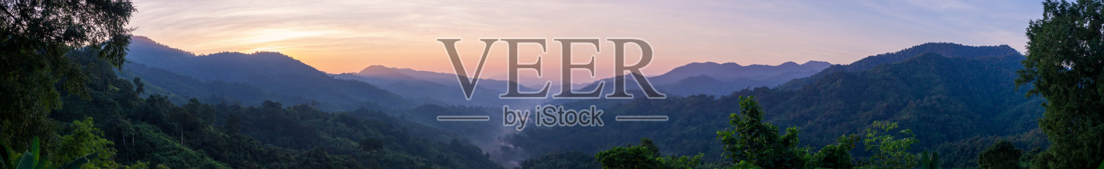 在泰国甘蓬蓬梅王国家公园，山丘和山脉的全景自然与早晨日出的气氛是复杂的。照片摄影图片