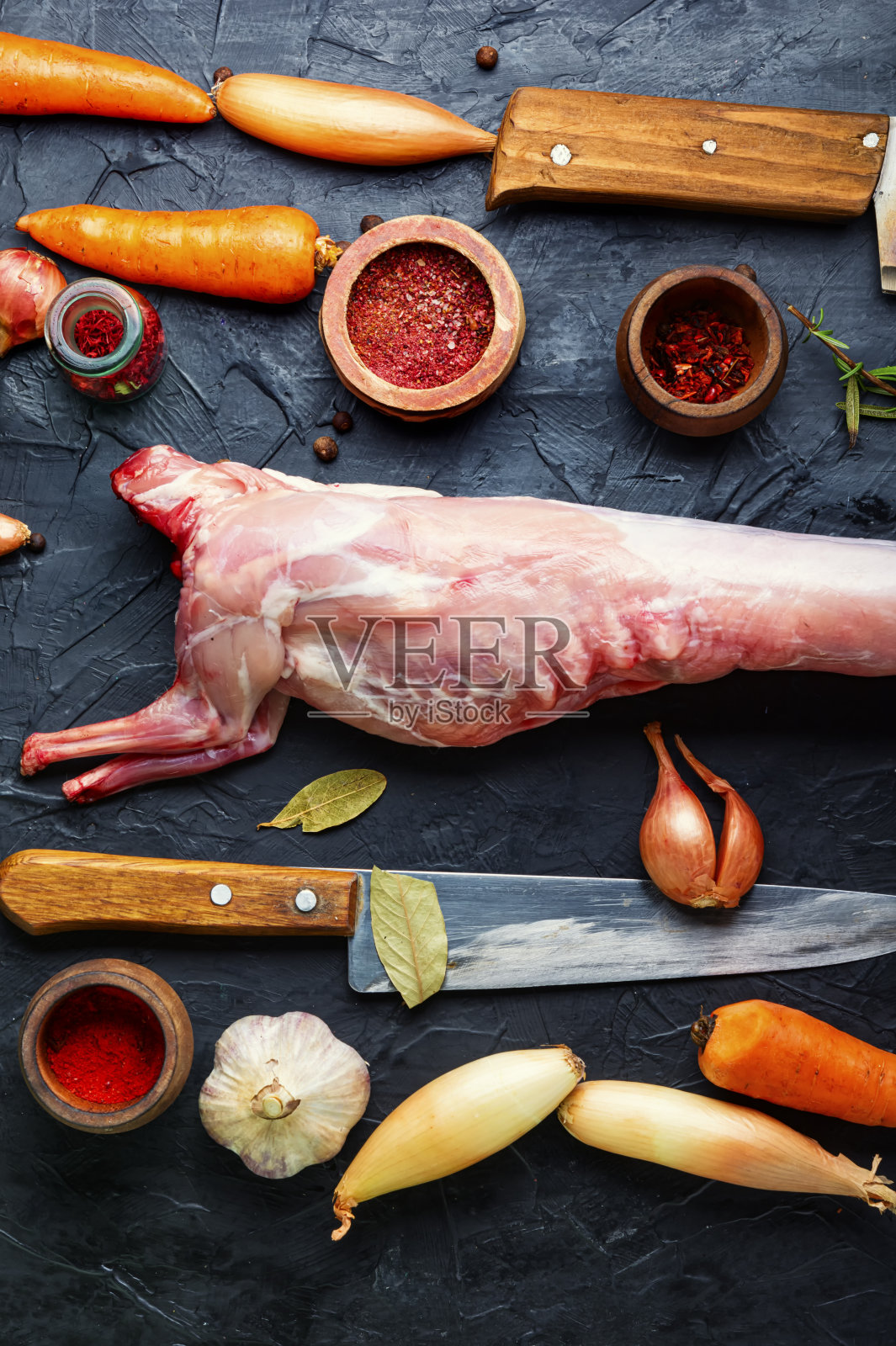 生未煮过的兔子照片摄影图片