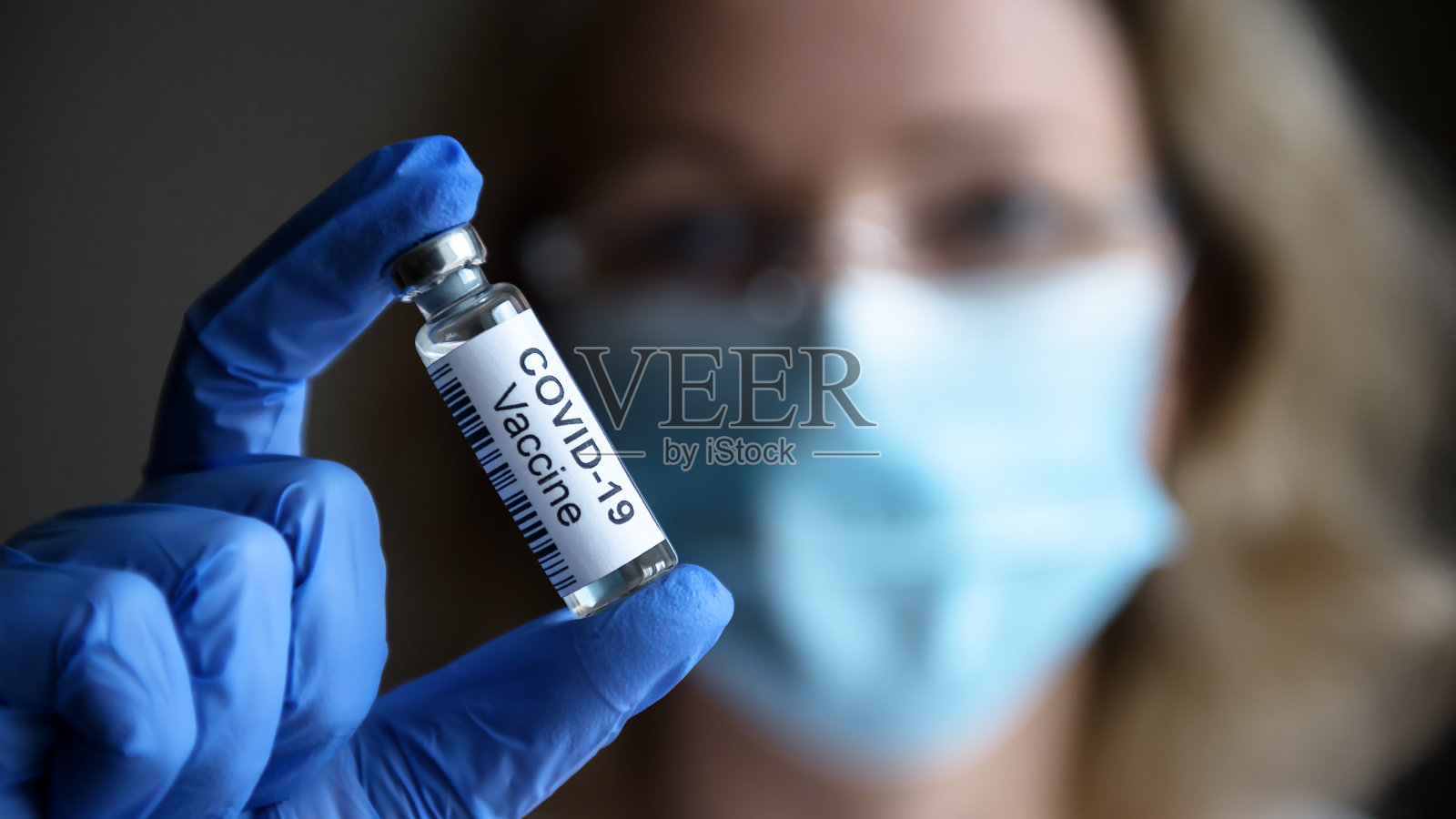 COVID-19冠状病毒疫苗在研究人员的手特写照片摄影图片