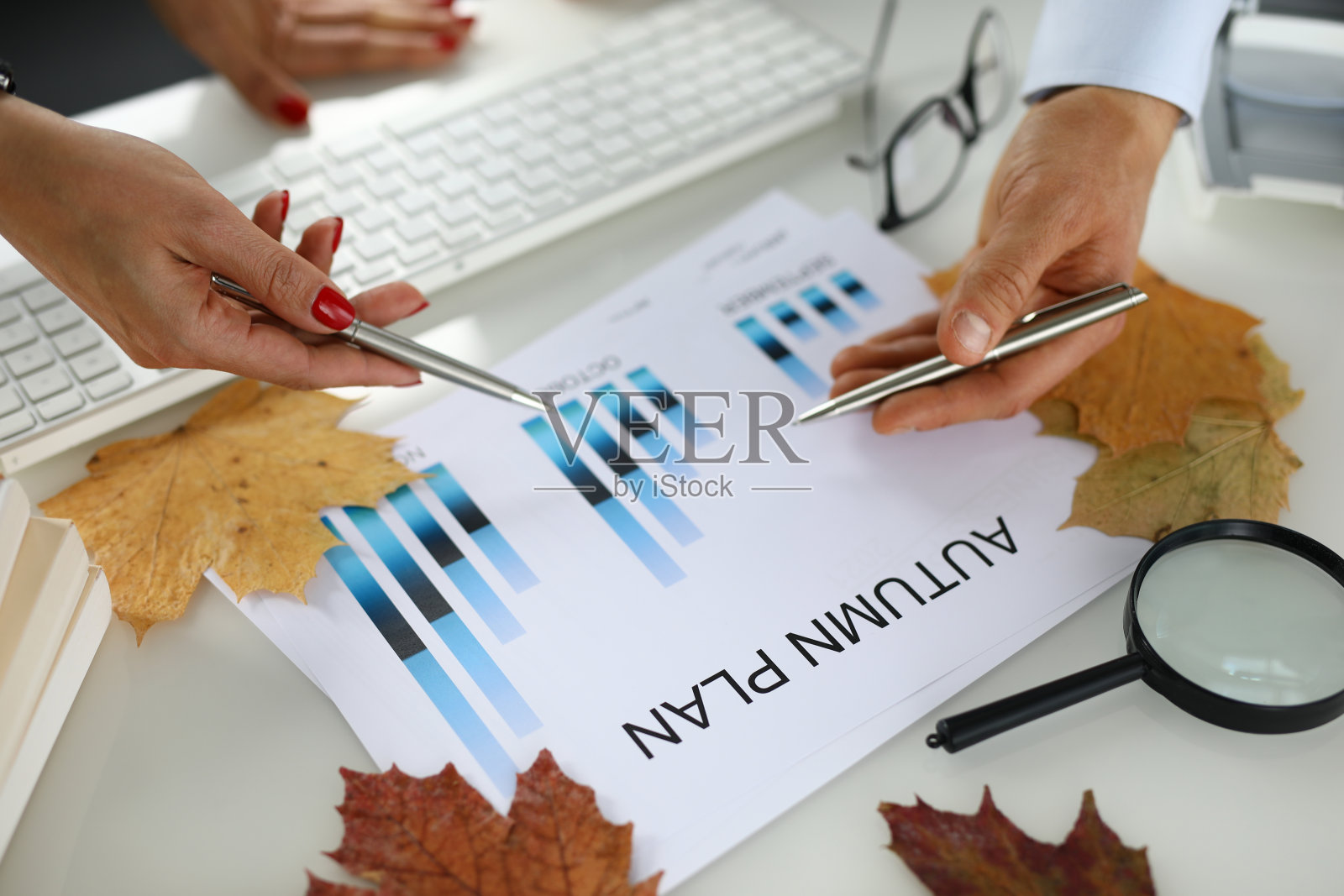 男性女性手握笔为秋天的商业计划照片摄影图片