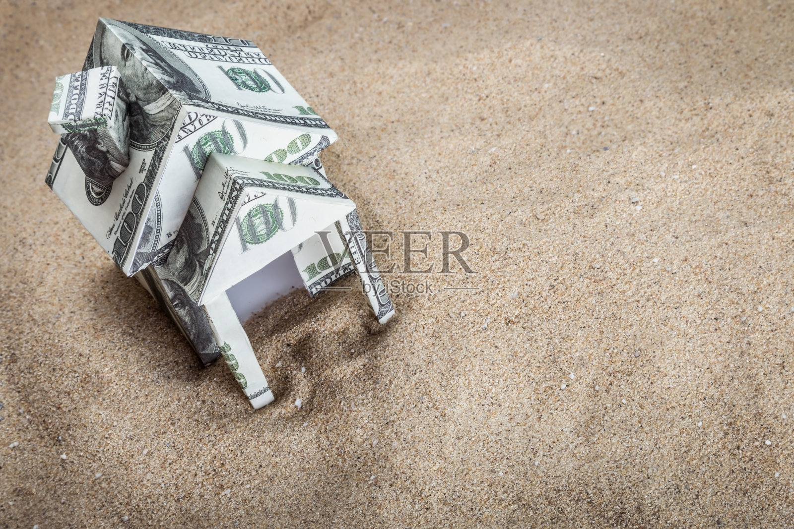 用一百元大钞在沙滩上造的房子照片摄影图片