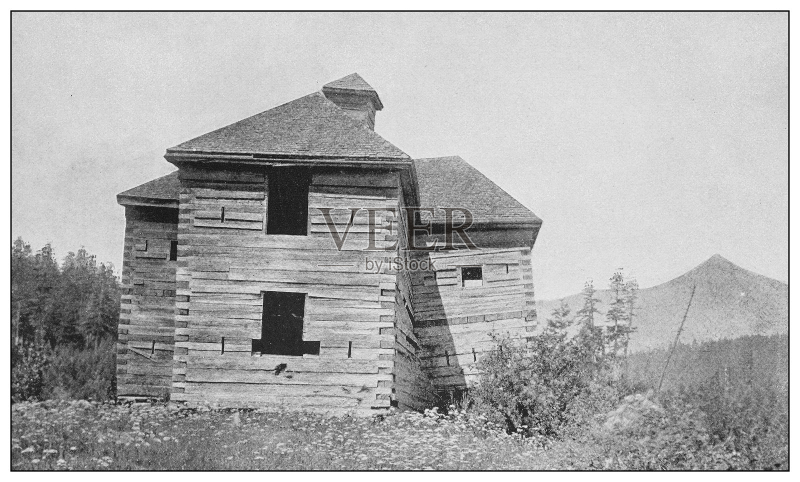 美国的古董黑白照片:哥伦比亚河上的堡垒照片摄影图片