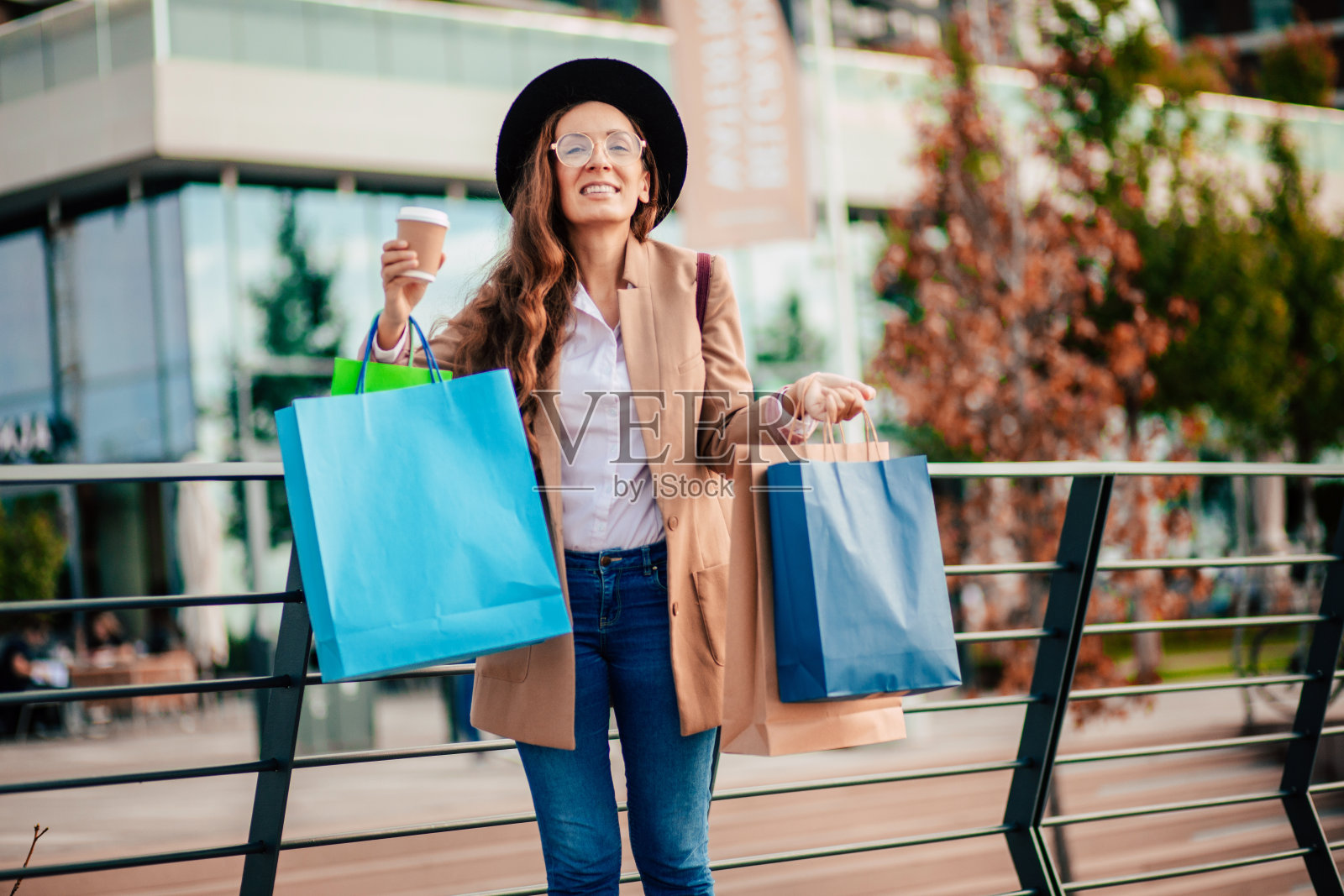 拎着购物袋的时尚女性照片摄影图片