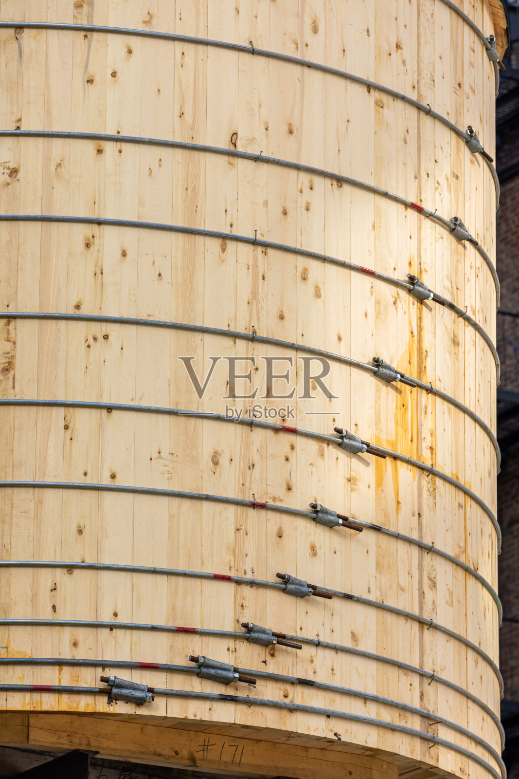 纽约市建筑屋顶上的新水塔水箱照片摄影图片