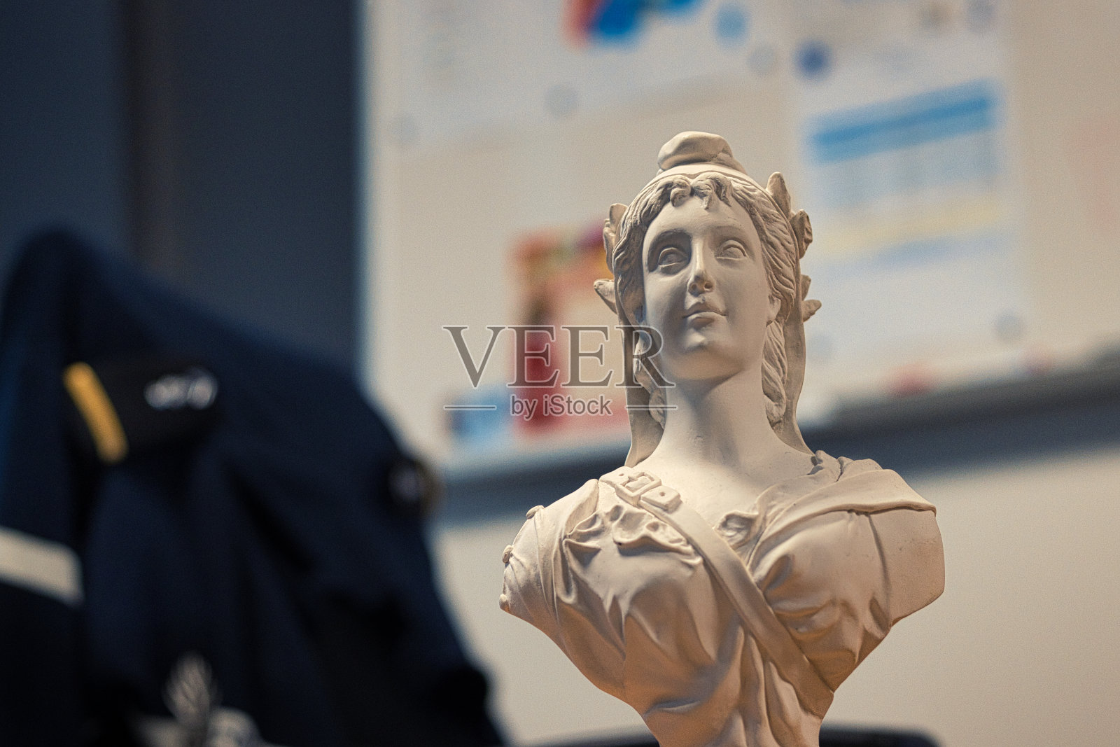 玛丽安·巴斯特对警察或法国宪兵说照片摄影图片