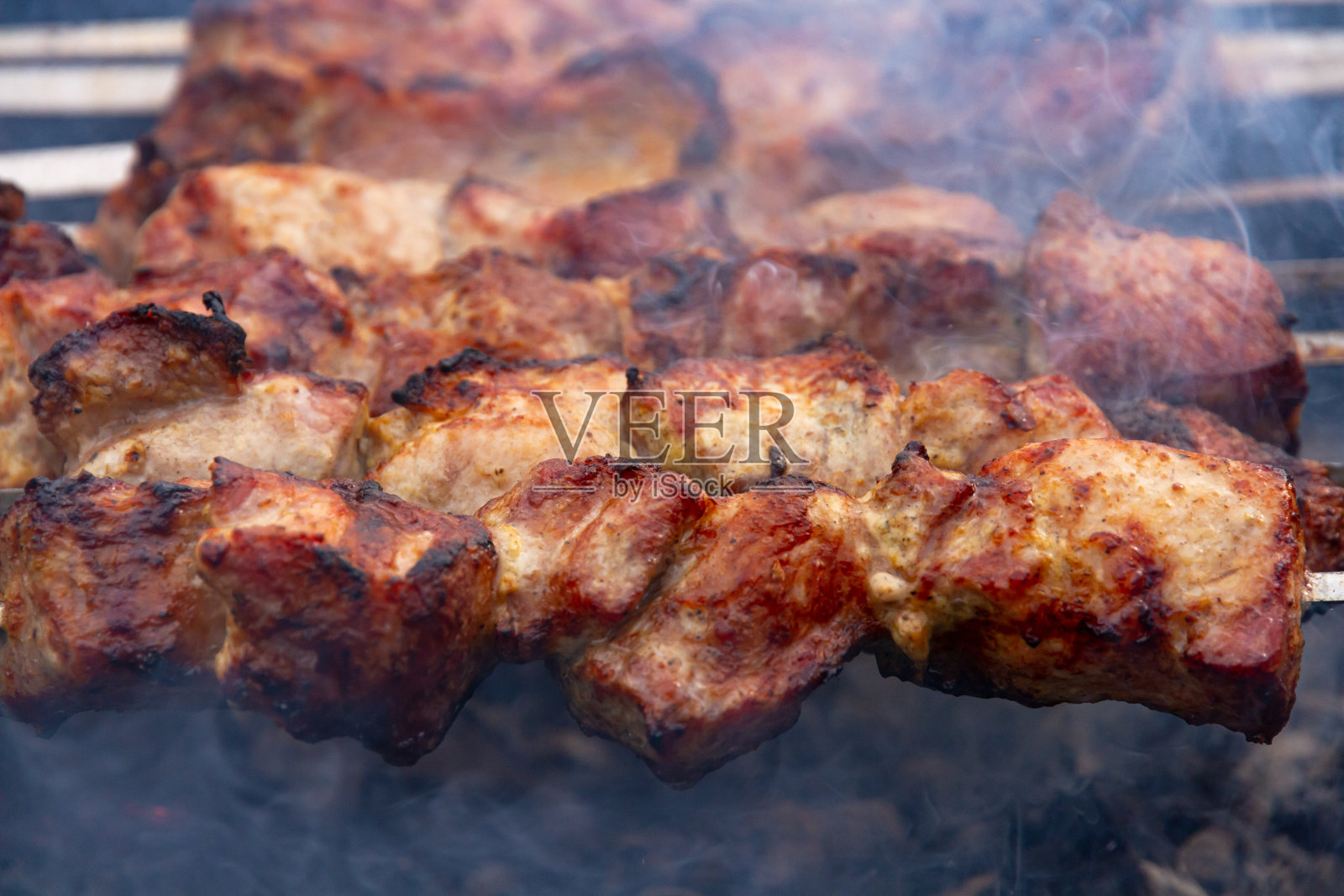 在新鲜的空气中，烤肉串上散发着香味照片摄影图片