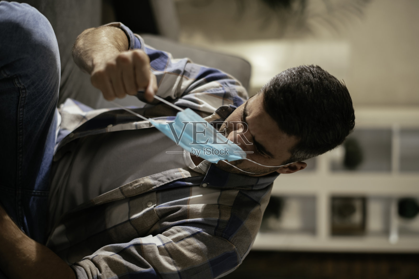 戴防护口罩的压力焦虑男子照片摄影图片