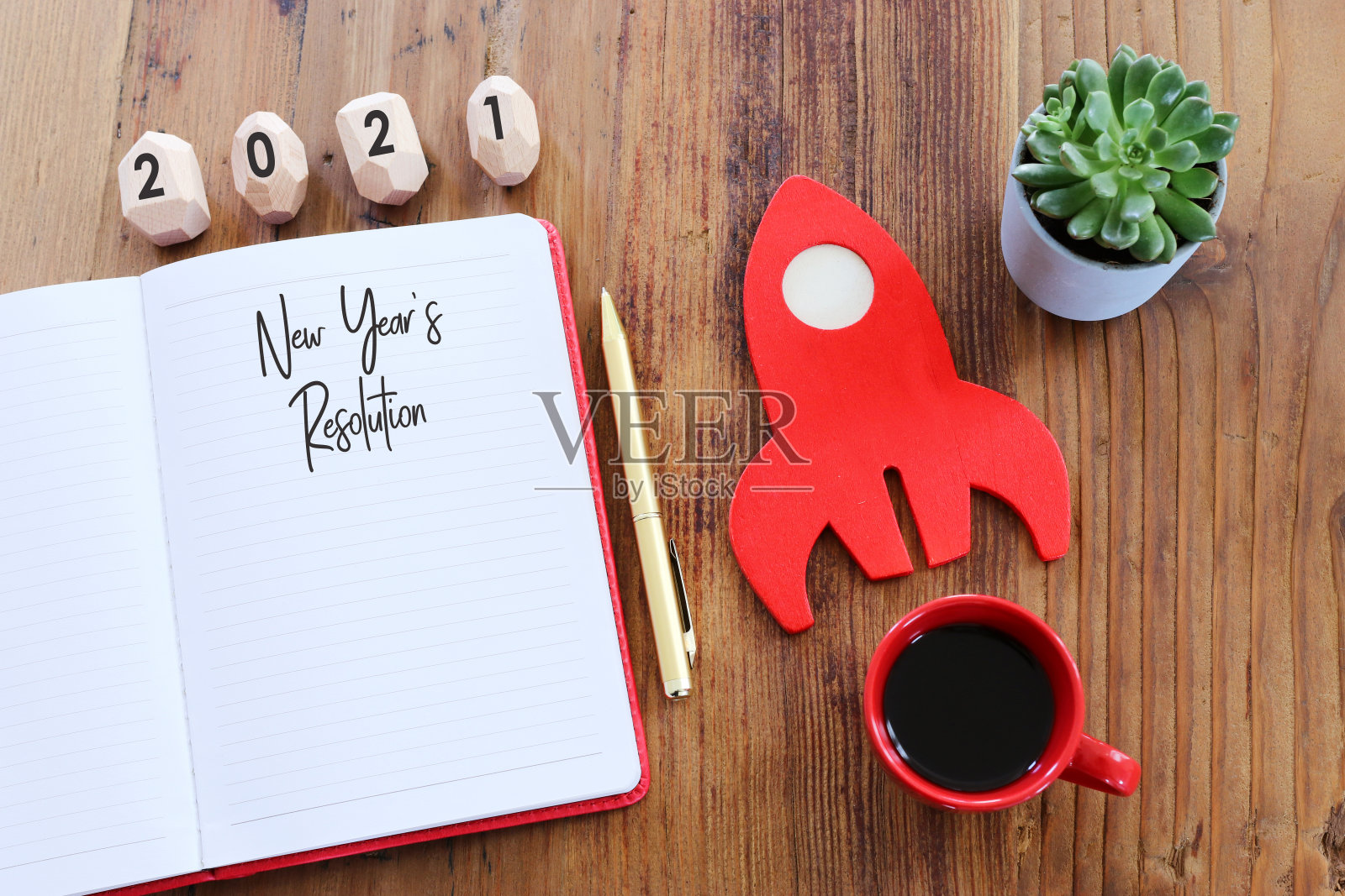 topview 2021年目标清单的商业理念与笔记本，一杯咖啡在木制桌子上照片摄影图片