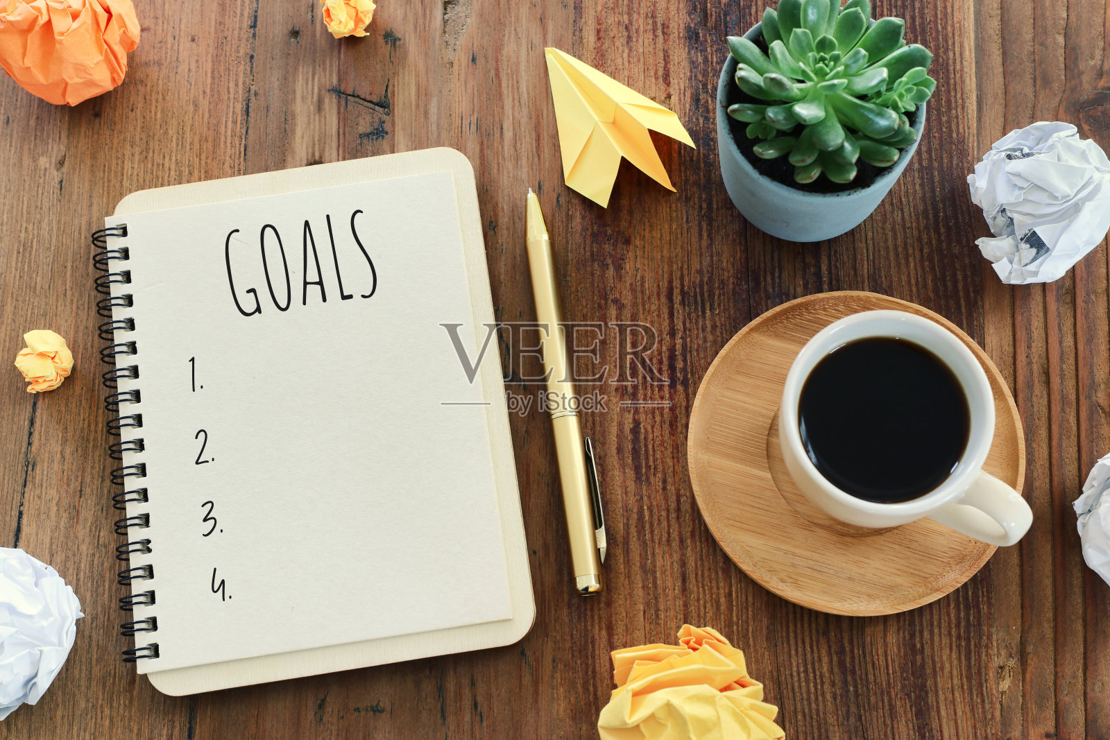 topview 2021年目标清单的商业理念与笔记本，一杯咖啡在木制桌子上照片摄影图片