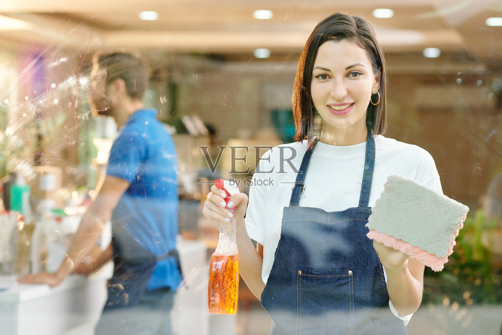 咖啡馆工作人员正在擦玻璃门照片摄影图片