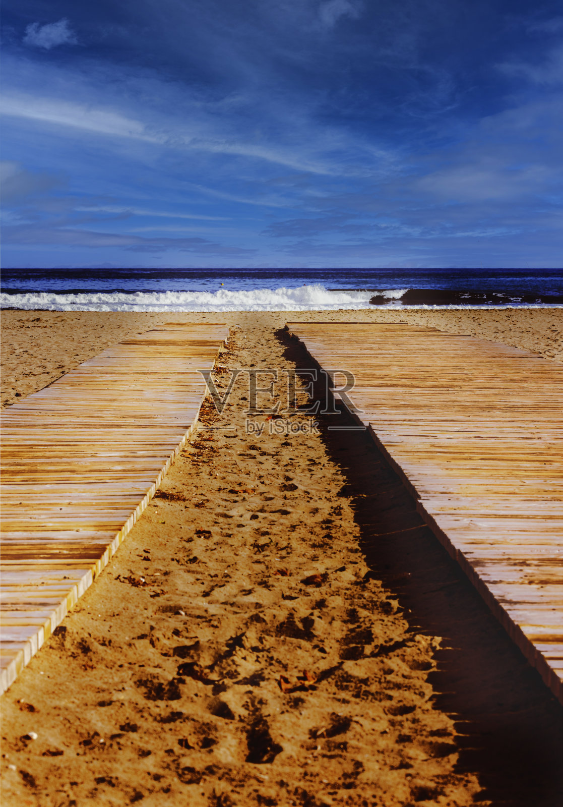 木板路通向海边照片摄影图片