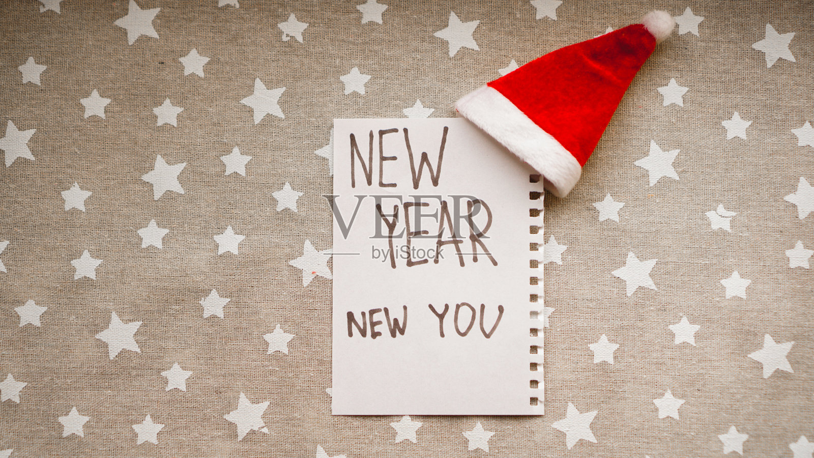 在新年笔记本上写新年新你照片摄影图片