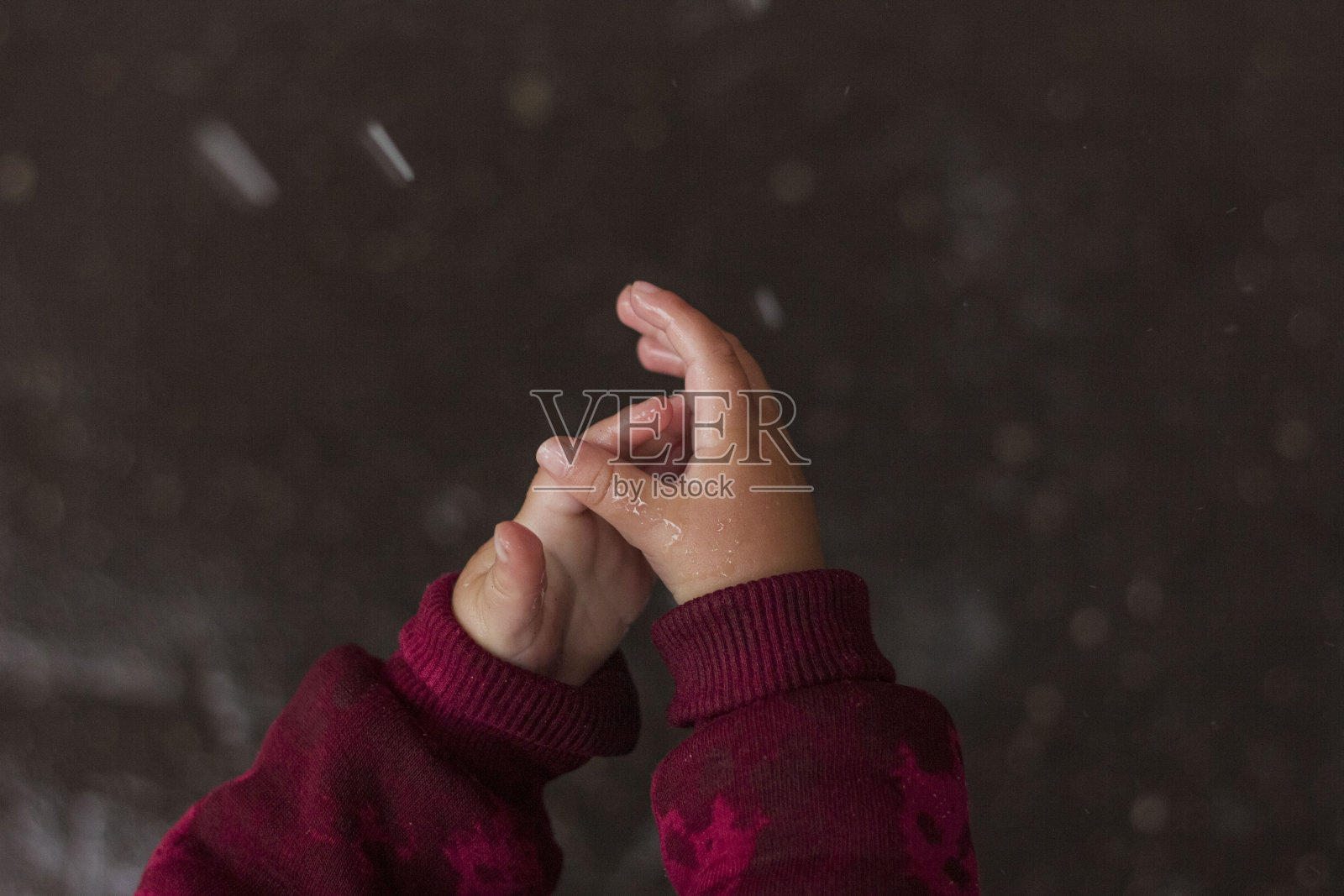 一个小孩在雨中玩耍照片摄影图片