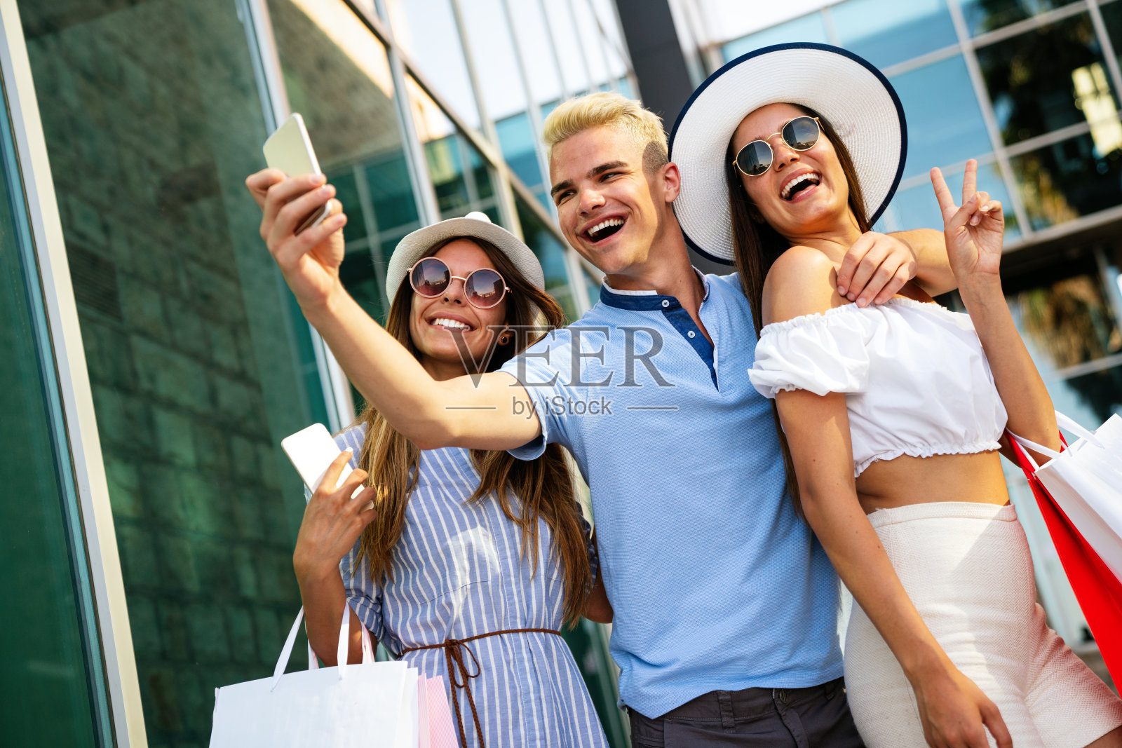 一群快乐的朋友一起享受购物照片摄影图片