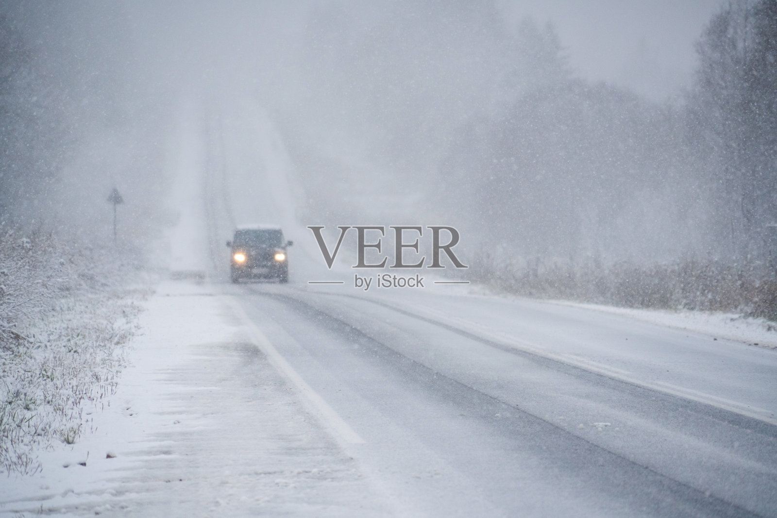 汽车在冬天的路上行驶照片摄影图片