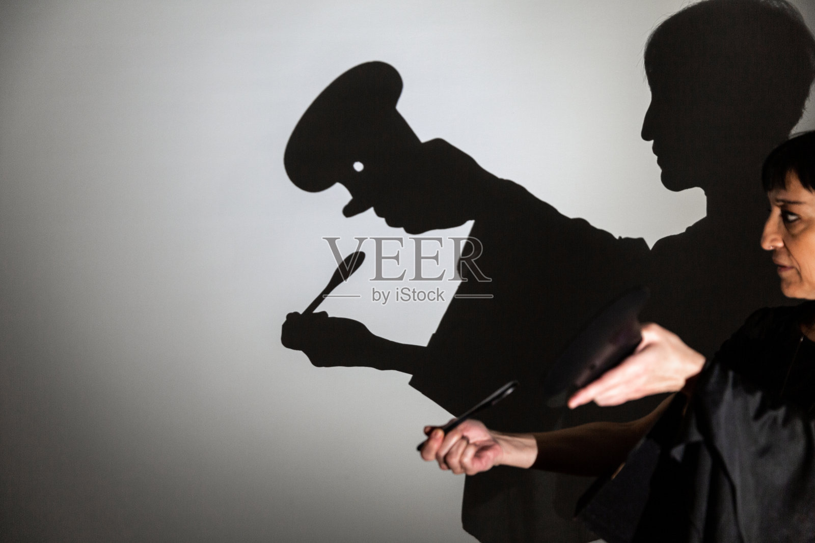 戏影子投射在白色的背景下，一个厨师照片摄影图片