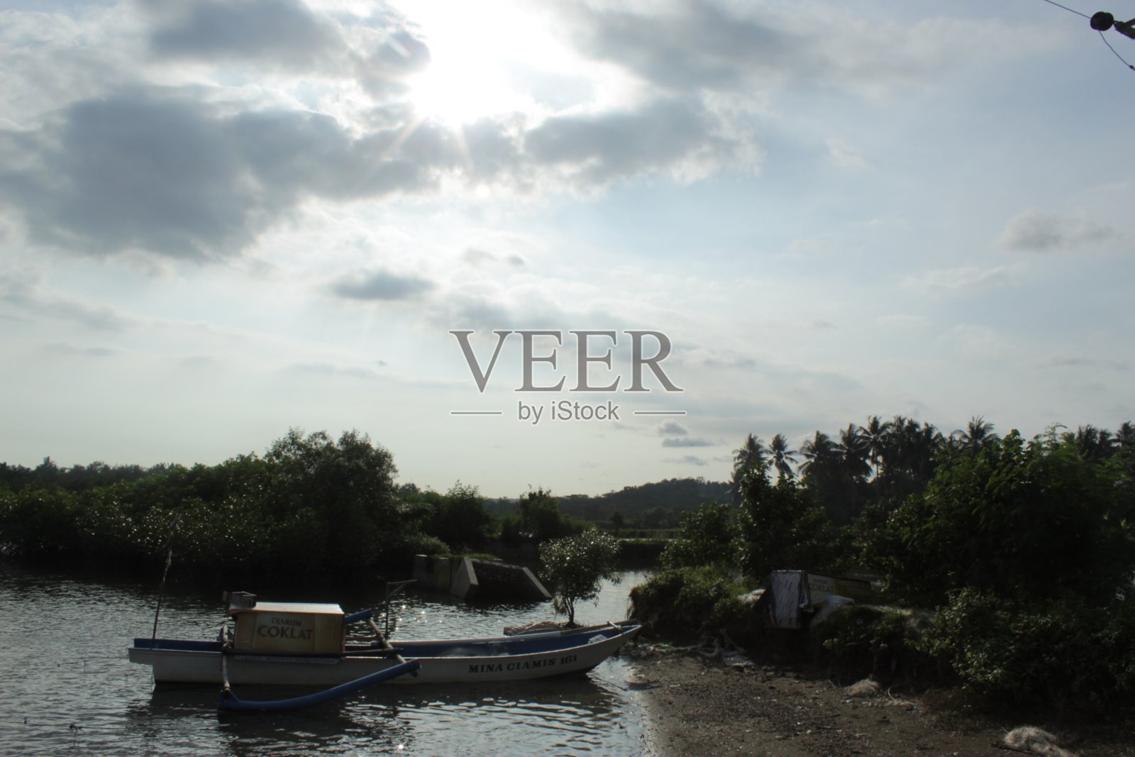 船停在清晨的阳光下照片摄影图片