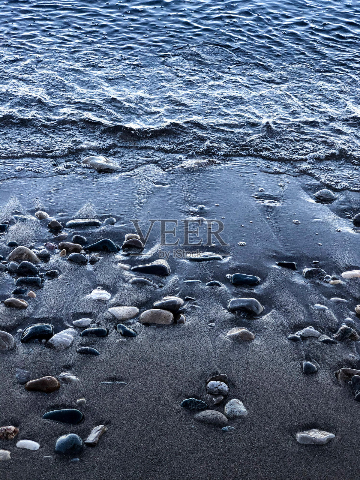 小鹅卵石在水的背景照片摄影图片