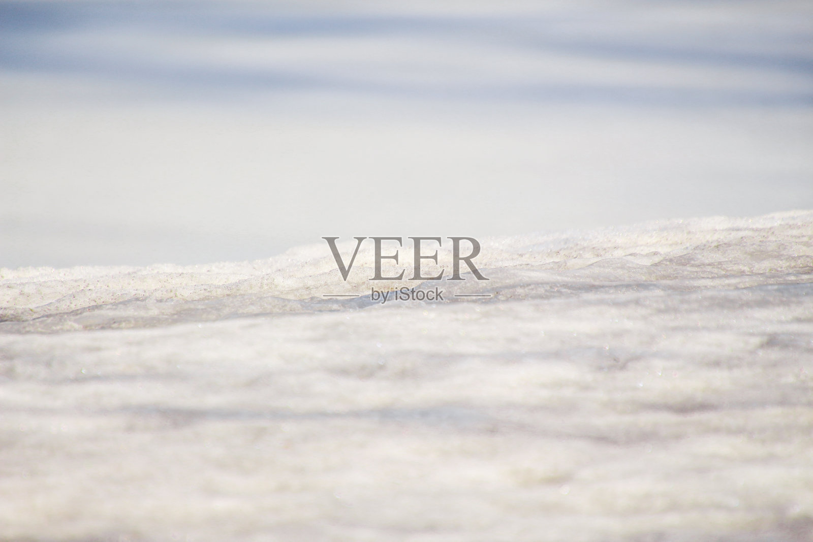 草地上躺着雪照片摄影图片