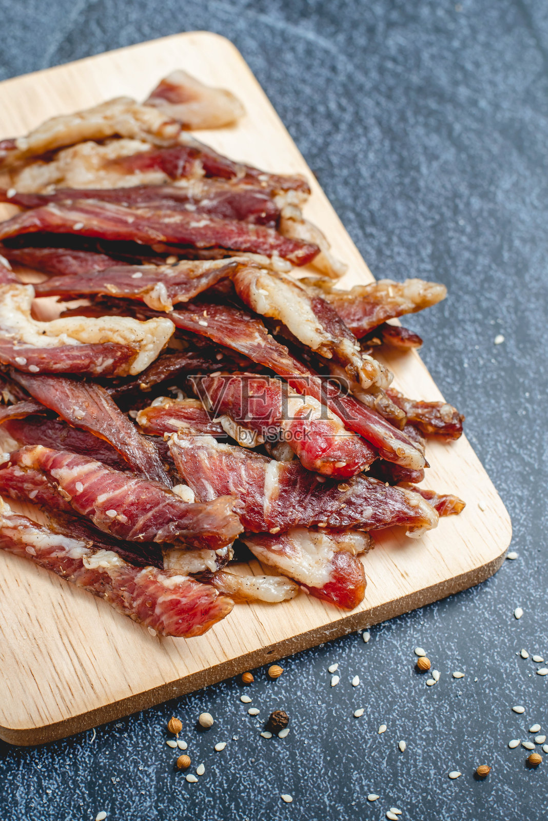 油炸晒干猪肉(Moo dad dow)，泰国食物照片摄影图片